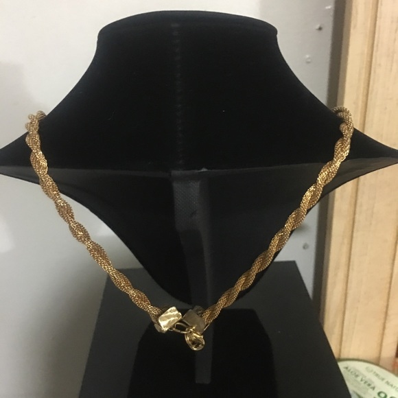 🎁 Gold Tone Necklace 🎁 - Picture 3 of 3